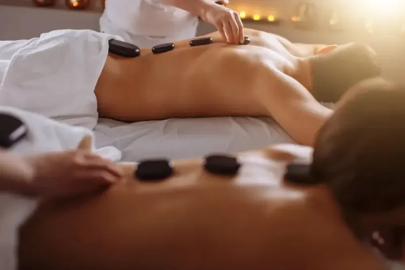 Massage đá nóng Khuê Mỹ Đông đều được thực hiện theo quy trình bài bản, kết hợp giữa kỹ thuật massage chuyên sâu